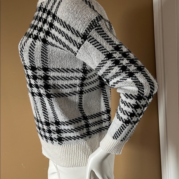 Suzy Shier Cream & Black Plaid Crewneck Sweater - Picture 6 of 9